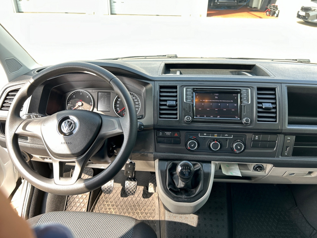 Bild 9 | VOLKSWAGEN T6 Transporter 2.0 TDI Standheizung langer Radstan