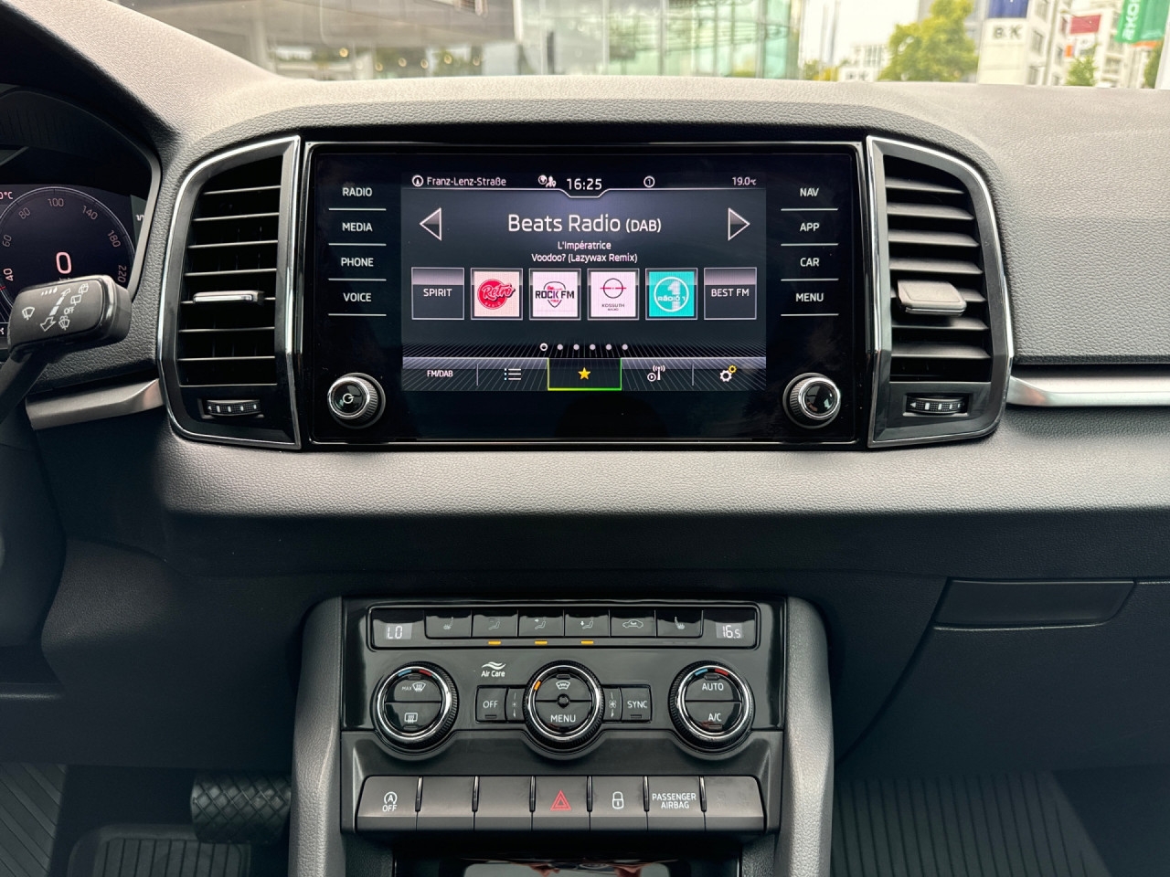 Bild 12 | Skoda Karoq Ambition DSG NAVI PANO LED VC Travel Assist